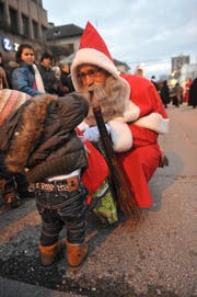 Ein Samichlaus verteilt Leckereien an Kinder. (Bild: Susann Basler)