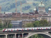 Die Bernerinnen und Berner müssen sich noch etwas gedulden, bis der neue Fernverkehrszug der SBB «FV Dosto» fahrplanmässig durch ihre Stadt fährt. Grund sind Probleme bei den Klimaanlagen und Kundeninformationssystemen. (Bild: KEYSTONE/ALESSANDRO DELLA VALLE)
