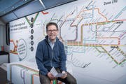 Samuel Keiser, 42-jährig, vor dem Endergebnis jahrelanger Arbeit: dem neuen Liniennetz-Plan der Verkehrsbetriebe St.Gallen. (Bild: Urs Bucher)