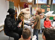Die kleinen Schüler im Melchtal freuen sich über den gütigen Samiglais, der so gut erzählen kann (Bilder: Romano Cuonz (Melchtal 6. Dezember 2018))