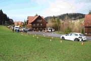 Die Neckertalerstrasse musste kurzzeitig gesperrt werden. (Bild: Kapo)