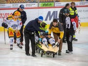 Carl Klingberg wird nach seiner Verletzung auf der Bahre abtransportiert (Bild: KEYSTONE/MARCEL BIERI)