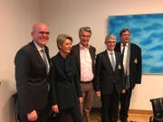 Das erste Familienbild nach der Bundesratswahl: Karin Keller-Sutter mit ihrem Ehemann Morten (links) und ihren drei Brüdern Bernhard, Rolf und Walter (Jesy). (Bild: PD)