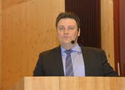 Gemeindepräsident Ciril Schmidiger führt durch die Versammlung. (Bild: Judith Schuck)