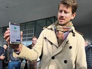 Patrik Roslund von Autosense zeigt nach dem Tanken die Abrechnung auf seinem Smartphone. (Bild: Bilder: Bruno Knellwolf)