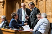 CVP-Präsident Gerhard Pfister (stehend rechts) diskutiert mit den SVP-Nationalräten Albert Rösti (sitzend links) und Gregor Rutz während der Wintersession im Nationalrat. (Bild: Keystone/Alessandro della Valle (Montag, 3. Dezember 2018))