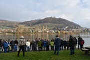 Dutzende Besucher interessieren sich über die Renaturierungspläne.