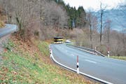 Beim Überholen des Postautos zwischen Gams und Wildhaus war es der Automobilistin plötzlich nicht mehr wohl. Auf welchem Streckenabschnitt das Manöver stattgefunden hat, ist jedoch noch nicht geklärt. (Bild: Sabine Camedda)