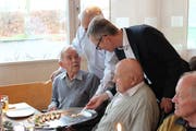 Die Mitglieder des Rotary Club servieren den Rentnern Canapés. (Bild: Hugo Berger)
