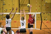 Michelle Iten (rechts), hier beim Smash gegen Genève, hat nach wie vor viel Spass am Volleyball. (Bild: Manuela Jans-Koch (Sarnen, 10. Februar 2018)