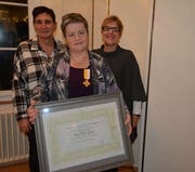 Den langjährigen Mitgliedern wurde eine besondere Ehre zuteil – Karin Zurfluh (von links) blickt auf 20 Jahre, Maria Gamma auf 50 Jahre und Marlis Gnos auf 20 Jahre Singen im Chor zurück. (Bild: PD)