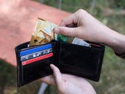 Für die Krankenkassenprämien müssen die Menschen immer tiefer ins Portemonnaie greifen. Dank der Individuellen Prämienverbilligung findet laut den Gesundheitsbehörden immerhin ein bedeutender Umverteilungseffekt zugunsten der ärmsten Haushalte statt. (Bild: KEYSTONE/CHRISTIAN BEUTLER)