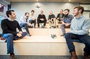 Verfolgen eine Drohne: Die Macher hinter dem Projekt, darunter Dennis Komm von der ETH (links), Tanja Harms von Lenze Schmidhauser und Kanti-Rektor Stefan Schneider (neben Harms). Bild: Reto Martin