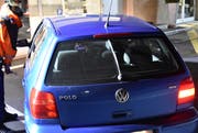 Bei diesem Fahrzeug ist ein Rücklicht defekt. Es wird als spezieller Service gleich vor Ort in der Riet Garage ersetzt. (Bild: Thomas Schwizer)