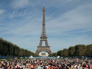 Die Proteste in Frankreich verärgern zunehmend auch die Touristen - ausser etlichen Museen schliesst am Samstag auch der Eiffelturm. (Bild: KEYSTONE/AP/CHRISTOPHE ENA)