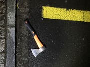 Das Tatwerkzeug: Ein 17-jähriger Lehrlinge verletzte im Oktober 2017 in Flums SG bei einem Amoklauf mehrere Personen zum Teil schwer. Am 19. Dezember kommt er deswegen vor Jugendgericht. (HANDOUT KANTONSPOLIZEI SG) (Bild: KEYSTONE/KANTONSPOLIZEI SG)