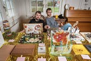 Felix Boekamp und Ilija Lazarević in der Stube des Atelierhauses mit ihren Künstlerkrippen. (Bild: Hanspeter Schiess)