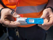 Bei Anzeichen auf eine beeinträchtigte Fahrfähigkeit darf die Polizei einen Drogenschnelltest anordnen. (Bild: KEYSTONE/CHRISTIAN BEUTLER)