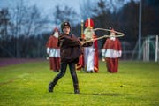 Ein Geislechlöpfer mit dem Samichlaus und seinem Gefolge auf dem Areal des Schulhauses Moosmättili in Schüpfheim. (Bild: Dominik Wunderli, 5. Dezember 2018)