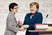 Eine zufriedene Angela Merkel (rechts) gratuliert Annegret Kramp-Karrenbauer zur Wahl. (Bild: Carsten Koall/Getty; Hamburg, 7. Dezember 2018)