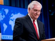 Keine guten Noten für seinen ehemaligen Chef: der ehemalige US-Aussenminister Rex Tillerson zeichnet ein wenig vorteilhaftes Bild von Präsident Donald Trump. (Bild: KEYSTONE/AP/ANDREW HARNIK)