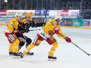 Freiburgs Topskorer Julien Sprunger (dinkles Dress) im Kampf mit Janis Moser (rechts) und Jan Neuenschwander (Bild: KEYSTONE/PPR/PETER KLAUNZER)