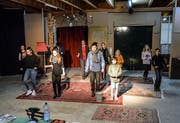 Theatermacher Oliver Kühn (Mitte) probt mit Nachwuchsschauspielern sein neues Stück «D’Familie Addams». (Bild: Blindtext Blindtext Blind Blind Blindtext)