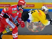 Zwischen dem Laker Roman Schlagenhauf (links) und dem Berner Andre Heim geht es zur Sache (Bild: KEYSTONE/WALTER BIERI)