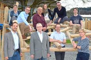 Das Fest-OK mit Mario Testa, Präsident des Musikvereins Kradolf-Schönenberg, OK-Präsident Werner Messmer und Ruth Gubler, Präsidentin des Thurgauer Kantonal-Musikverbandes, in der vordersten Reihe. (Bild: PD)