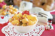 Frittierte Teigbällchen, in Honig gewendet und verziert: Struffoli aus Neapel.