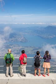 Touristen betrachten auf Pilatus Kulm das Panorama. (Bild: Philipp Schmidli (Pilatus Kulm, 22. August 2017))