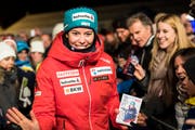 Kam mit reichlich Autogrammkarten nach St. Moritz: Michelle Gisin am Freitagabend bei der Startnummern-Auslosung. (Bild: Jean-Christophe Bott/Keystone (St. Moritz, 7. Dezember))