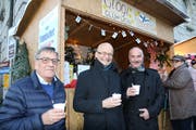 «Kippis» mit einem «Glögi»: SVFF-Präsident Hansueli Scherrer (links), Botschafter Timo Rajakangas und Stadtrat Daniel Meili.Bild: Hans Suter