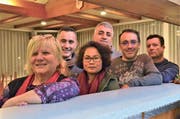Nada Strasser (links) hört auf. Weitere OK-Mitglieder: Marcelo Correira, Somsri Tuancha-em Sundara, Idris Altinas, Marco Gomes und Antonio Carvalho, der bald nach Portugal zurückkehrt. Bild: Max Eichenberger