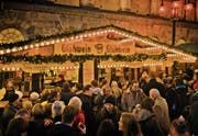 Glühwein-und Imbissbuden sind beliebte Treffpunkte auf dem Weihnachtsmarkt. (Bild: Alamy)