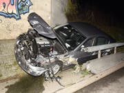 Neben die Fahrbahn geraten ist ein Lenker mit seinem Auto auf der A2 bei Dagmersellen. (Bild: Luzerner Polizei)