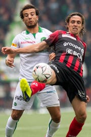 Das erste Spiel gegen Xamax gewann St.Gallen in Neuenburg nach einem 0:1-Rückstand mit 3:2. Im Bild Nicolas Lüchinger (links) gegen Geoffrey Tréand. Bild: Laurent Gillieron/KEY (Neuenburg, 2. September 2018)