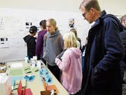Besucher bestaunen die entstandenen Werke der ersten Semesterkurse in der Bildschule im P+R-Gebäude. (Bilder: PD)