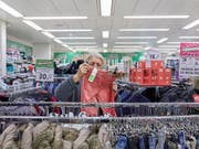 Importierte Kleider könnten billiger werden. Der Bundesrat will die Industriezölle abschaffen. (Bild: KEYSTONE/CHRISTOF SCHUERPF)