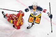 Yannick Zehnder (rechts) feiert den Treffer zum 2:2 im NL-Spiel gegen den EHC Biel. (Bild: Keystone/Peter Schneider (Biel, 24. November 2018))