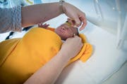 Der hohe Qualitätsanspruch und die Verfügbarkeit der qualifizierten Fachleute rund um die Uhr machen eine Geburtshilfe-Abteilung in einem Spital kostenintensiv. (Bild: Ralph Ribi)