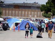 Rekordverdächtige 51'800 Flüchtlinge sind im November an der Grenze zwischen den USA und Mexiko am illegalen Grenzübertritt gehindert worden. Viele von ihnen sind in Tijuana gestrandet. (Bild: KEYSTONE/EPA EFE/ALEJANDRO ZEPEDA)