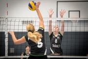 Die Spielerinnen des VBC Wittenbach zeigen im Training volles Engagement. Die Umstände sind allerdings nicht optimal. Bild: Benjamin Manser