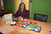 Elli Broxham hat die Speisen und Gegenstände, um Weihnachten wie in Wales zu feiern, bereits organisiert: Christmas Cake und Christmas Pudding, Mincemeat, Crackers und Mint-Chocolats. Bereit liegen auch die walisische Weihnachtsgeschichte und das Silberketteli. (Bild: Zita Meienhofer)