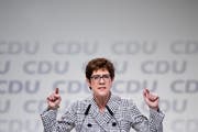 Annegret Kramp-Karrenbauer bei ihrer Rede. (Bild: EPA/HAYOUNG JEON)