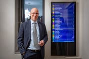 Auch auf den Bildschirmen ist bald alles anders: VBSG-Unternehmensleiter Ralf Eigenmann in der Betriebszentrale. (Bild: Urs Bucher/4. Dezember 2018)