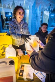 Die Schüler verkaufen gebastelte Artikel. (Bild: Andrea Stalder)