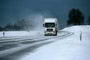 Starke Winde und Schneefall sind an diesem Wochenende in der Ostschweiz zu erwarten. (Bild: Reto Martin/Archiv)