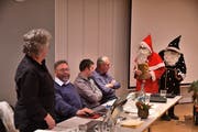 Vom Samichlaus und Schmutzli gab es keine Fitze für den Sommerer Gemeinderat, sondern Mandarinli und Nüsse. (Bild: Manuel Nagel)