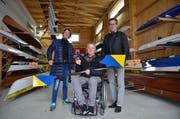 Armin Jossi mit Ruderchefin Gaby Rominger und Präsident Werner Eggli im Clubhaus des Ruderclubs Steckborn. (Bild: Margrith Pfister-Kübler)